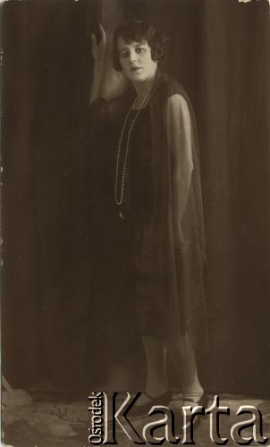 Przed 1939., brak miejsca.
Portret kobiety. Fotografia z rodzinnego archiwum Anny Bogowicz.
Fot. NN, zbiory Archiwum Historii Mówionej Ośrodka KARTA i Domu Spotkań z Historią, udostępniła Anna Bogowicz w ramach projektu 