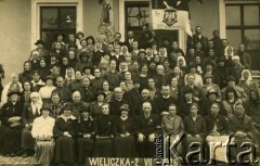 2.07.1926, Wieliczka, woj. krakowskie, Polska.
Portret grupowy w Wieliczce. Fotografia z rodzinnego archiwum Anny Bogowicz.
Fot. NN, zbiory Archiwum Historii Mówionej Ośrodka KARTA i Domu Spotkań z Historią, udostępniła Anna Bogowicz w ramach projektu 