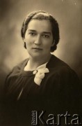 Przed 1939, brak miejsca.
Portret kobiety pochodzący z rodzinnego archiwum Anny Bogowicz.
Fot. NN, zbiory Archiwum Historii Mówionej Ośrodka KARTA i Domu Spotkań z Historią, udostępniła Anna Bogowicz w ramach projektu 