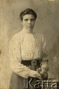 Ok. 1900, brak miejsca.
Portret kobiety pochodzący z rodzinnego archiwum Anny Bogowicz.
Fot. NN, zbiory Archiwum Historii Mówionej Ośrodka KARTA i Domu Spotkań z Historią, udostępniła Anna Bogowicz w ramach projektu 
