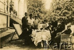 Przed 1939, brak miejsca.
Zdjęcie rodzinne przed pałacem. Fotografia ze zbiorów Anny Bogowicz.
Fot. NN, zbiory Archiwum Historii Mówionej Ośrodka KARTA i Domu Spotkań z Historią, udostępniła Anna Bogowicz w ramach projektu 