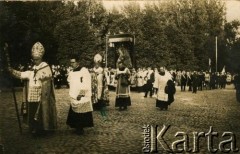 2.07.1927, Wilno, Polska.
Koronacja obrazu Matki Bożej Ostrobramskiej. Zdjęcie zostało wykonane podczas uroczystej procesji ulicami miasta, która odbyła się przed koronacją. Diakoni niosą obraz, wokół nich idą przedstawiciele korporacji studenckich, z przodu biskupi i arcybiskupi. 1. z lewej: Adam Stefan Sapieha (1867-1951), arcybiskup metropolita krakowski i 3. z lewej Romuald Jałbrzykowski (1876-1955), arcybiskup wileński.
Fot.NN, zbiory Archiwum Historii Mówionej Ośrodka KARTA i Domu Spotkań z Historią, udostępniła Anna Bogowicz w ramach projektu 