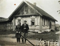 Prawdopodobnie lata 60., ZSRR.
Romualda z domu Czerepkowska i Józef Żwańscy przed domem.
Fot. NN, zbiory Archiwum Historii Mówionej Ośrodka KARTA i Domu Spotkań z Historią, udostępnili Romualda i Józef Żwańscy w ramach projektu 