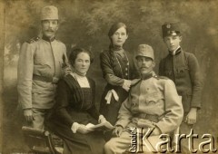 Pocz. XX w., Tarnopol.
Ojciec Ireny Czubatej, Tadeusz Rudziewicz, jako uczeń gimnazjum (1. z prawej w górnym rzędzie), obok niego dziadek Jan Rudziewicz w mundurze wojsk austriackich, siostra dziadka, jej córka.
Fot. NN, zbiory Archiwum Historii Mówionej Ośrodka KARTA i Domu Spotkań z Historią, udostępniła Irena Czubata w ramach projektu 