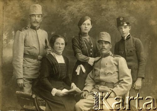 Pocz. XX w., Tarnopol.
Ojciec Ireny Czubatej, Tadeusz Rudziewicz, jako uczeń gimnazjum (1. z prawej w górnym rzędzie), obok niego dziadek Jan Rudziewicz w mundurze wojsk austriackich, siostra dziadka, jej córka.
Fot. NN, zbiory Archiwum Historii Mówionej Ośrodka KARTA i Domu Spotkań z Historią, udostępniła Irena Czubata w ramach projektu 