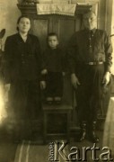 Ok. 1955, Greczany (Chmielnicki), Ukraińska SRR, ZSRR.
Stanisława Sowa z mężem i synem.
Fot. NN, zbiory Archiwum Historii Mówionej Ośrodka KARTA i Domu Spotkań z Historią, udostępniła Stanisława Sowa w ramach projektu 