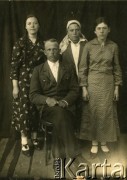 Przed 1939, Greczany (Chmielnicki), Ukraińska SRR, ZSRR.
Stanisława Sowa (1. z lewej) z ojcem i siostrami.
Fot. NN, zbiory Archiwum Historii Mówionej Ośrodka KARTA i Domu Spotkań z Historią, udostępniła Stanisława Sowa w ramach projektu 