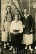 Przed 1941, Greczany (Chmielnicki), Ukraińska SRR, ZSRR.
Stanisława Sowa (z lewej) z koleżankami.
Fot. NN, zbiory Archiwum Historii Mówionej Ośrodka KARTA i Domu Spotkań z Historią, udostępniła Stanisława Sowa w ramach projektu 