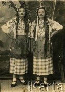 Przed 1941, Greczany (Chmielnicki), Ukraińska SRR, ZSRR.
Stanisława Sowa (z prawej) z koleżanką w strojach ludowych.
Fot. NN, zbiory Archiwum Historii Mówionej Ośrodka KARTA i Domu Spotkań z Historią, udostępniła Stanisława Sowa w ramach projektu 