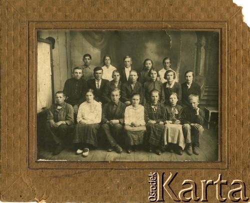 Ok. 1935, Greczany (Chmielnicki), Ukraińska SRR, ZSRR.
Stanisława Sowa (2. z prawej w 1. rzędzie) ze swoją klasą w szkole powszechnej.
Fot. NN, zbiory Archiwum Historii Mówionej Ośrodka KARTA i Domu Spotkań z Historią, udostępniła Stanisława Sowa w ramach projektu 