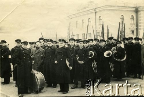 Lata 70., Chmielnicki, Ukraińska SRR, ZSRR.
Orkiestra kolejowa. Michał Sowa, mąż Stanisławy Sowy, jako dyrygent po środku na przedzie.
Fot. NN, zbiory Archiwum Historii Mówionej Ośrodka KARTA i Domu Spotkań z Historią, udostępniła Stanisława Sowa w ramach projektu 