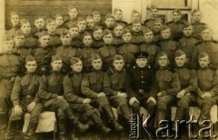 Przed 1939, ZSRR.
Zdjęcie grupowe radzieckich żołnierzy wojsk lotniczych. Walery Juchniewicz stoi 4. od prawej w drugim rzędzie.
Fot. NN, zbiory Archiwum Historii Mówionej Ośrodka KARTA i Domu Spotkań z Historią, udostępniła Weronika Juchniewicz w ramach projektu 