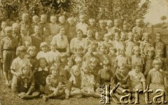 1937, Iwieniec, Polska.
Zdjęcie grupowe dzieci z opiekunkami. Weronika Ciaszkiewicz siedzi w 2. rzędzie 3. od prawej
Fot. NN, zbiory Archiwum Historii Mówionej Ośrodka KARTA i Domu Spotkań z Historią, udostępniła Weronika Juchniewicz w ramach projektu 