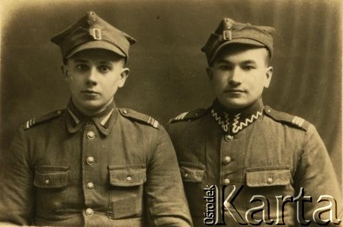 Przed 1939, brak miejsca.
Portert dwóch żołnierzy Wojska Polskiego. Józef Ciaszkiewicz (brat Weroniki Ciaszkiewicz Juchniewiczowej) z kuzynem Michałem Łapuckim.
Fot. NN, zbiory Archiwum Historii Mówionej Ośrodka KARTA i Domu Spotkań z Historią, udostępniła Weronika Juchniewicz w ramach projektu 