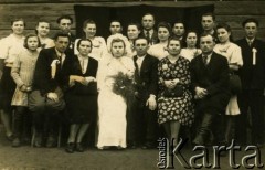 1950, Rubieżewicze, Białoruska SRR, ZSRR.
Ślub Weroniki z domu Ciaszkiewicz i Walerego Juchniewiczów, 2. od prawej w 1. rzędzie siedzi Janina Juchniewicz (siostra Walerego), obok niej mąż Witold Popławski, 3. od lewej w pierwszym rzędzie siedzi Janina Treścianka (siostra matki Weroniki Juchniewiczowej), 1. od lewej w 1. rzędzie stoi Teresa Ciaszkiewicz (siostra Weroniki Juchniewiczowej).
Fot. NN, zbiory Archiwum Historii Mówionej Ośrodka KARTA i Domu Spotkań z Historią, udostępniła Weronika Juchniewicz w ramach projektu 