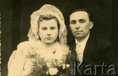 1950, Rubieżewicze, Białoruska SRR, ZSRR.
Portret ślubny Weroniki z domu Ciaszkiewicz i Walerego Juchniewiczów.
Fot. NN, zbiory Archiwum Historii Mówionej Ośrodka KARTA i Domu Spotkań z Historią, udostępniła Weronika Juchniewicz w ramach projektu 