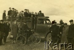 Lata 40., Giliki k/Iwieńca, Białoruska SRR, ZSRR.
Pracownicy kołchozu.
Fot. NN, zbiory Archiwum Historii Mówionej Ośrodka KARTA i Domu Spotkań z Historią, udostępniła Weronika Juchniewicz w ramach projektu 