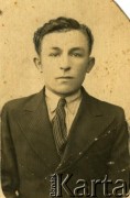 10.01.1936, Janowszczyzna k/Iwieńca, woj. nowogródzkie, Polska.
Portret Walerego Juchniewicza.
Fot. NN, zbiory Archiwum Historii Mówionej Ośrodka KARTA i Domu Spotkań z Historią, udostępniła Weronika Juchniewicz w ramach projektu 