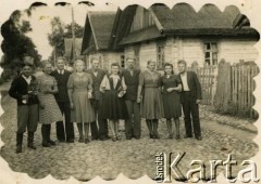 1948, Giliki k/Iwieńca, Białoruska SRR, ZSRR.
Grupa osób. 4. od lewej Waleria Ciaszkiewicz Juchniewiczowa, 3. od prawej siostra Weroniki Łapuckiej, Jadwiga.
Fot. NN, zbiory Archiwum Historii Mówionej Ośrodka KARTA i Domu Spotkań z Historią, udostępniła Weronika Juchniewicz w ramach projektu 