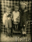 Lata 40., Janowszczyzna k/Iwieńca, Białoruska SRR, ZSRR.
Dzieci siostry Walerego Juchniewicza - Janiny Popławskiej. Od lewej: Henryk, Stanisław, Leonarda.
Fot. NN, zbiory Archiwum Historii Mówionej Ośrodka KARTA i Domu Spotkań z Historią, udostępniła Weronika Juchniewicz w ramach projektu 