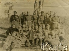 1956, Kamczatka, ZSRR.
Zdjęcie grupowe żołnierzy wykonane na Kamczatce. 3. od lewej w 3. rzędzie stoim Antoni Pietraszkiewicz, mąż Romualdy Pietraszkiewicz z domu Litowskiej.
Fot. NN, zbiory Archiwum Historii Mówionej Ośrodka KARTA i Domu Spotkań z Historią, udostępniła Romualda Pietraszkiewicz w ramach projektu 
