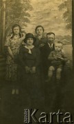 Lata 20., brak miejsca.
Fotografia rodzinna.
Fot. NN, zbiory Archiwum Historii Mówionej Ośrodka KARTA i Domu Spotkań z Historią, udostępniła Irena Orłowska w ramach projektu 