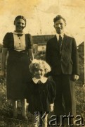 Lata 30., brak miejsca.
Portret rodziny, prawdopodobnie Ireny Orłowskiej z rodzicami.
Fot. NN, zbiory Archiwum Historii Mówionej Ośrodka KARTA i Domu Spotkań z Historią, udostępniła Irena Orłowska w ramach projektu 