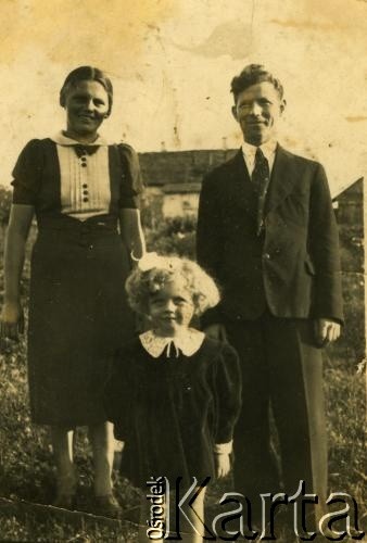 Lata 30., brak miejsca.
Portret rodziny, prawdopodobnie Ireny Orłowskiej z rodzicami.
Fot. NN, zbiory Archiwum Historii Mówionej Ośrodka KARTA i Domu Spotkań z Historią, udostępniła Irena Orłowska w ramach projektu 