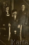 Przed 1939, brak miejsca.
Portret rodzinny we wnętrzu.
Fot. NN, zbiory Archiwum Historii Mówionej Ośrodka KARTA i Domu Spotkań z Historią, udostępniła Irena Orłowska w ramach projektu 
