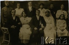 Lata 20., prawdopodobnie Równe, woj. wołyńskie, Polska.
Fotografia ślubna.
Fot. NN, zbiory Archiwum Historii Mówionej Ośrodka KARTA i Domu Spotkań z Historią, udostępniła Maria Kamińska w ramach projektu 