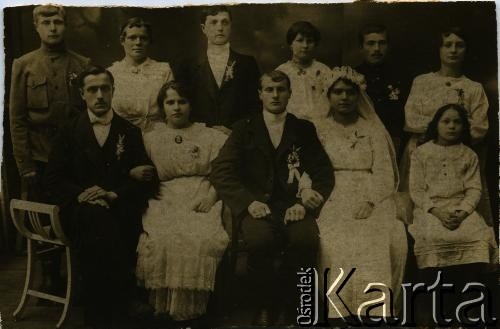 Lata 20., prawdopodobnie Równe, woj. wołyńskie, Polska.
Fotografia ślubna.
Fot. NN, zbiory Archiwum Historii Mówionej Ośrodka KARTA i Domu Spotkań z Historią, udostępniła Maria Kamińska w ramach projektu 