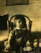 Lata 30., prawdopodobnie Równe, woj. wołyńskie, Polska.
Portret dziecka na krześle. Fotografia z rodzinnego archiwum Marii Kamińskiej z domu Herflisz.
Fot. NN, zbiory Archiwum Historii Mówionej Ośrodka KARTA i Domu Spotkań z Historią, udostępniła Maria Kamińska w ramach projektu 