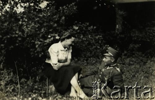 1936-1939, brak miejsca.
Kobieta z plutonowym Wojska Polskiego. Zdjęcie rodzinne ze zbiorów Felicji Błaszkiewicz.
Fot. NN, zbiory Archiwum Historii Mówionej Ośrodka KARTA i Domu Spotkań z Historią, udostępniła Felicja Błaszkiewicz w ramach projektu 
