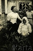 Przed 1939, brak miejsca.
Zdjęcie rodzinne przed domem.
Fot. NN, zbiory Archiwum Historii Mówionej Ośrodka KARTA i Domu Spotkań z Historią, udostępniła Felicja Błaszkiewicz w ramach projektu 