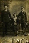Przed 1939, brak miejsca.
Portret rodzinny ze zbiorów Felicji Błaszkiewicz.
Fot. NN, zbiory Archiwum Historii Mówionej Ośrodka KARTA i Domu Spotkań z Historią, udostępniła Felicja Błaszkiewicz w ramach projektu 