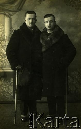 Przed 1939, brak miejsca.
Portret dwóch mężczyzn z rodzinnego archiwum Felicji Błaszkiewicz.
Fot. NN, zbiory Archiwum Historii Mówionej Ośrodka KARTA i Domu Spotkań z Historią, udostępniła Felicja Błaszkiewicz w ramach projektu 
