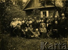 Przed 1939, brak miejsca.
Zdjęcie rodzinne przed domem. Fotografia ze zbiorów Felicji Błaszkiewicz.
Fot. NN, zbiory Archiwum Historii Mówionej Ośrodka KARTA i Domu Spotkań z Historią, udostępniła Felicja Błaszkiewicz w ramach projektu 