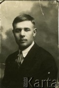 Przed 1939, brak miejsca.
Portret mężczyzny. Fotografia z archiwum rodzinnego Teresy Muchiny.
Fot. NN, zbiory Archiwum Historii Mówionej Ośrodka KARTA i Domu Spotkań z Historią, udostępniła Teresa Muchina w ramach projektu 