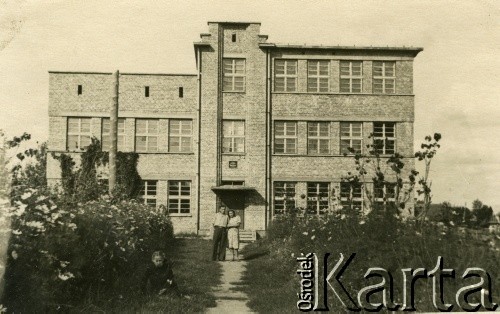 Brak daty, Zabłoć (Zabłocie), woj. nowogródzkie, pow. lidzki.
Kobieta i mężczyzna przed budynkiem szkoły.
Fot. NN, zbiory Archiwum Historii Mówionej Ośrodka KARTA i Domu Spotkań z Historią, udostępniła Teresa Muchina w ramach projektu 