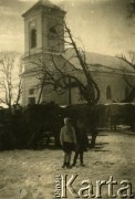 Brak daty, Zabłoć (Zabłocie), obecnie Białoruś.
Dzieci pod kościołem Trójcy Przenajświętszej.
Fot. NN, zbiory Archiwum Historii Mówionej Ośrodka KARTA i Domu Spotkań z Historią, udostępniła Teresa Muchina w ramach projektu 
