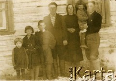 Brak daty, brak miejsca.
Grupa osób przed domem.
Fot. NN, zbiory Archiwum Historii Mówionej Ośrodka KARTA i Domu Spotkań z Historią, udostępniła Teresa Muchina w ramach projektu 