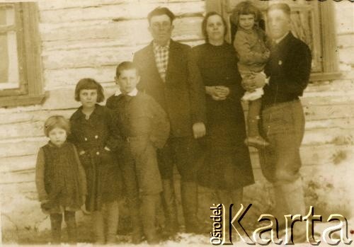 Brak daty, brak miejsca.
Grupa osób przed domem.
Fot. NN, zbiory Archiwum Historii Mówionej Ośrodka KARTA i Domu Spotkań z Historią, udostępniła Teresa Muchina w ramach projektu 