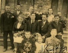 Lata 40., Białoruska SRR, ZSRR.
Grupa osób. W 1. rzędzie pośrodku Teresa Niechwiadowicz (Muchina).
Fot. NN, zbiory Archiwum Historii Mówionej Ośrodka KARTA i Domu Spotkań z Historią, udostępniła Teresa Muchina w ramach projektu 