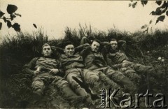 Brak daty, brak miejsca.
Grupa żołnierzy odpoczywających na trawie.
Fot. NN, zbiory Archiwum Historii Mówionej Ośrodka KARTA i Domu Spotkań z Historią, udostępniła Teresa Muchina w ramach projektu 