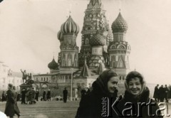 Lata 50./60., Moskwa, ZSRR.
Teresa Muchina z koleżanką na Placu Czerwonym przed cerkwią Wasyla Błogosławionego
Fot. NN, zbiory Archiwum Historii Mówionej Ośrodka KARTA i Domu Spotkań z Historią, udostępniła Teresa Muchina w ramach projektu 
