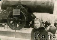 Lata 50./60., Moskwa, ZSRR.
Teresa Muchina przed car-armatą (car-puszką).
Fot. NN, zbiory Archiwum Historii Mówionej Ośrodka KARTA i Domu Spotkań z Historią, udostępniła Teresa Muchina w ramach projektu 