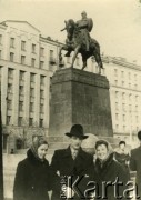 Lata 50./60., Moskwa, ZSRR.
Teresa Muchina (1. z lewej) ze znajomymi przed pomnikiem Jurija Dołgorukiego.
Fot. NN, zbiory Archiwum Historii Mówionej Ośrodka KARTA i Domu Spotkań z Historią, udostępniła Teresa Muchina w ramach projektu 