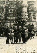 Lata 50./60., Moskwa, ZSRR.
Teresa Muchina (1. z prawej) ze znajomymi na placu Czerwonym.
Fot. NN, zbiory Archiwum Historii Mówionej Ośrodka KARTA i Domu Spotkań z Historią, udostępniła Teresa Muchina w ramach projektu 