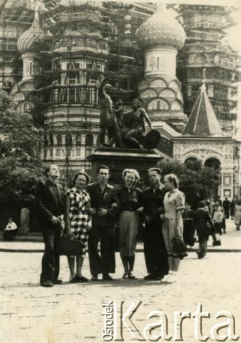 Lata 50./60., Moskwa, ZSRR.
Teresa Muchina (1. z prawej) ze znajomymi na placu Czerwonym.
Fot. NN, zbiory Archiwum Historii Mówionej Ośrodka KARTA i Domu Spotkań z Historią, udostępniła Teresa Muchina w ramach projektu 