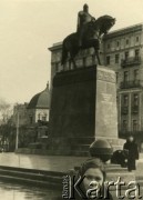 Lata 50./60., Moskwa, ZSRR.
Teresa Muchina przed pomnikiem Jurija Dołgorukiego.
Fot. NN, zbiory Archiwum Historii Mówionej Ośrodka KARTA i Domu Spotkań z Historią, udostępniła Teresa Muchina w ramach projektu 